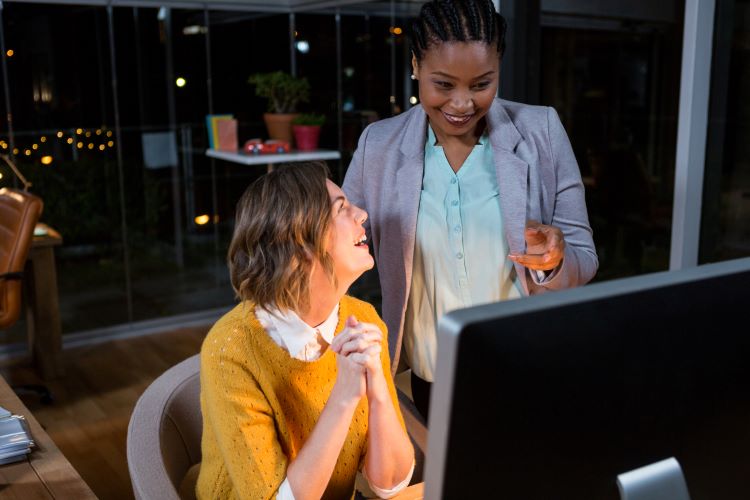 women looking at virtual tours on a computer